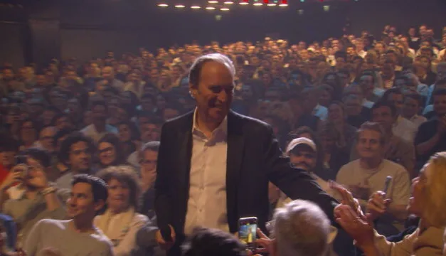Xavier Niel sur Canal+ : le fondateur de Free raconte, seul en scène, sa trajectoire du Minitel au sommet de la fortune