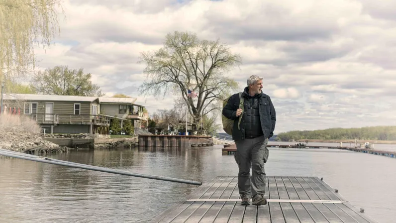 François Pécheux descend le fleuve Hudson dans Au bout c'est la mer