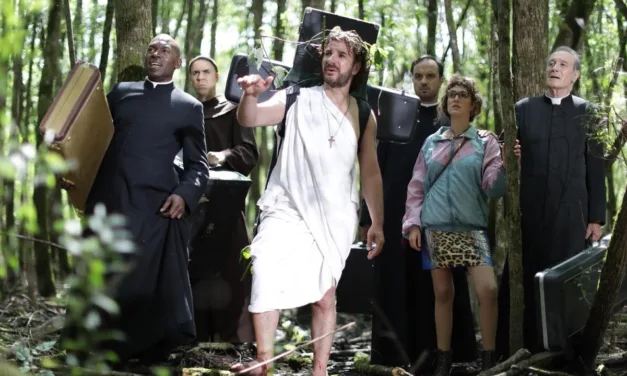 Christ(off) sur TF1 Séries Films : Michaël Youn en faux curé pour une comédie qui joue les prolongations