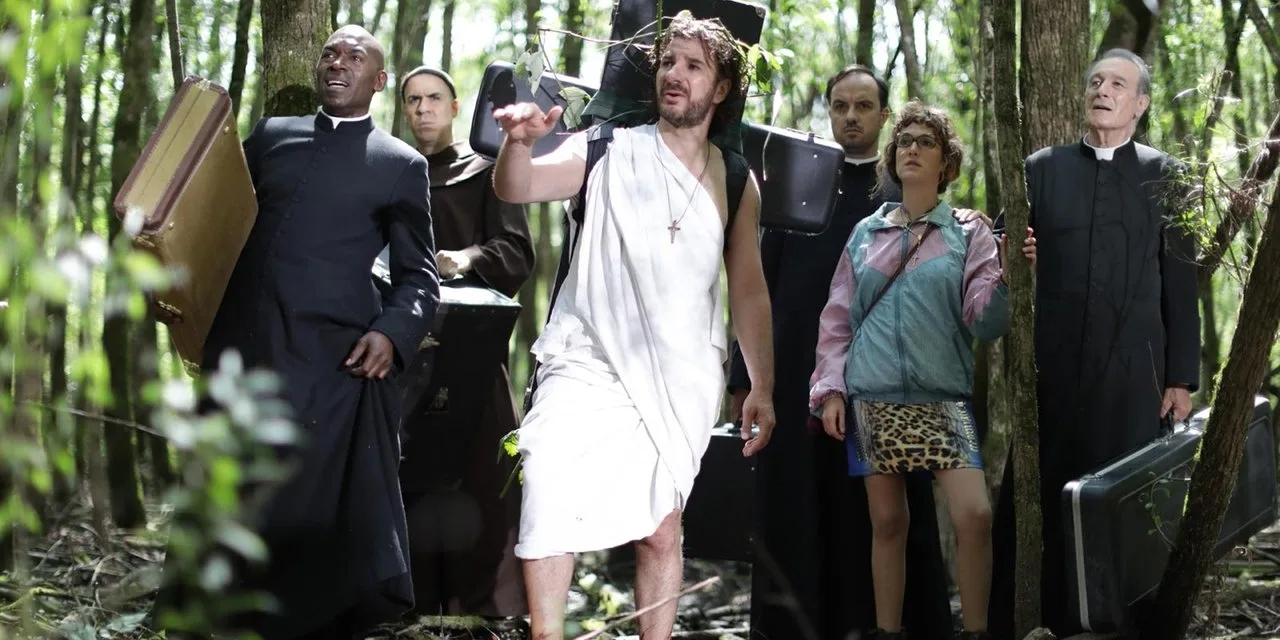 Christ(off) sur TMC : Michaël Youn en guitariste raté embrigadé sous la soutane par Lucien Jean-Baptiste ce vendredi