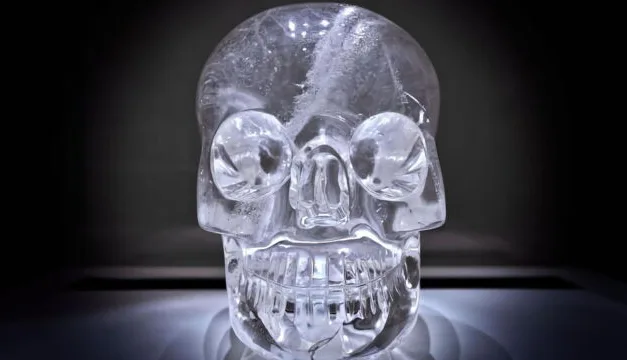 Crânes de cristal sur RMC Story : œuvres d’art énigmatiques ou contrefaçons, enquête sur un mystère tenace