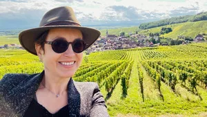 Échappées belles sur France 5 : Sophie Jovillard remonte la route des vins d’Alsace, de Marlenheim à Thann