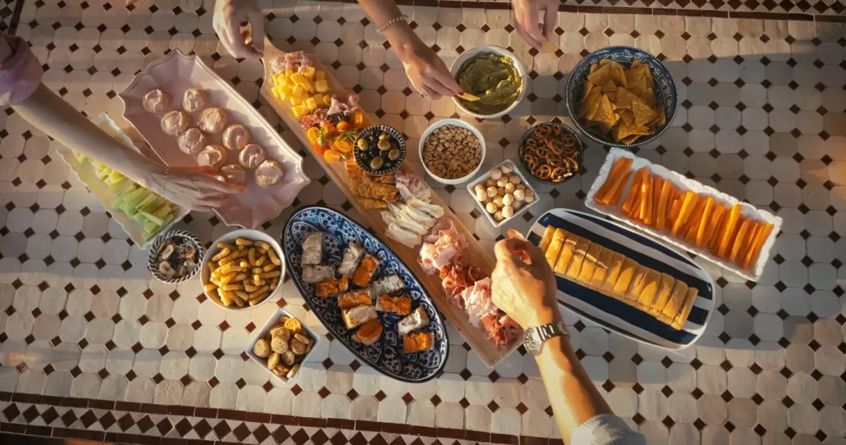 L’apéritif décrypté sur France 5 : les dessous de notre rituel préféré dans « Grignote-moi si tu peux »