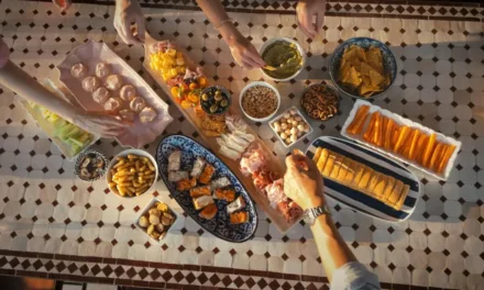 L’apéritif décrypté sur France 5 : les dessous de notre rituel préféré dans « Grignote-moi si tu peux »