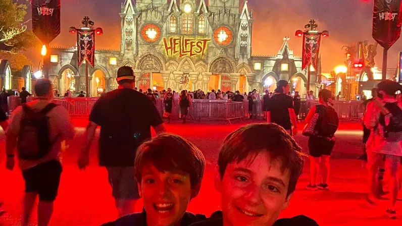 Des bénévoles assurent l'audiodescription en direct des concerts du Hellfest