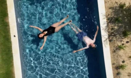 La folie des piscines sur RMC Story : comment le rêve du bassin est devenu la passion des Français