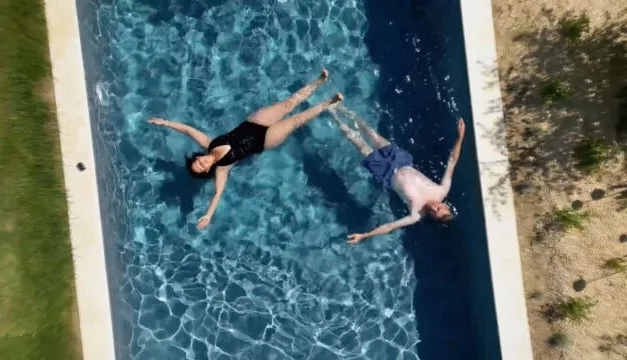 La folie des piscines sur RMC Story : comment le rêve du bassin est devenu la passion des Français
