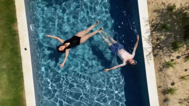 La folie des piscines sur RMC Story : comment le rêve du bassin est devenu la passion des Français