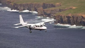 Les avions du bout du monde sur France 5 : aux commandes au-dessus des Orcades, là où l’avion remplace la route