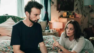Mademoiselle Holmes saison 2 sur TF1 Séries Films : Charlie traque un chat pour élucider une mort en pleine rue