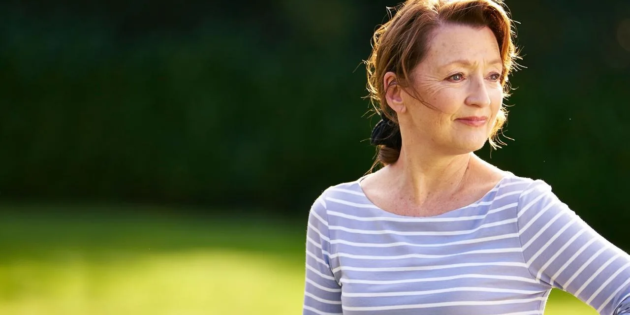 Mum sur Arte : Lesley Manville, veuve pudique, rallume la comédie douce-amère d’une famille encombrante