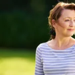 Mum sur Arte : Lesley Manville, veuve pudique, rallume la comédie douce-amère d’une famille encombrante