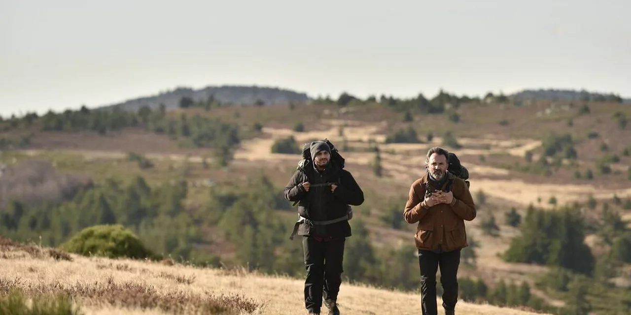 Nos terres inconnues sur France 3 : Jeanfi Janssens embarque pour un road-trip sensible en Aveyron
