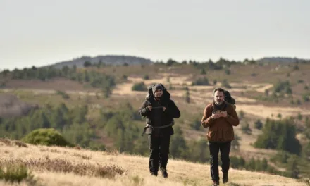Nos terres inconnues sur France 3 : Jeanfi Janssens embarque pour un road-trip sensible en Aveyron