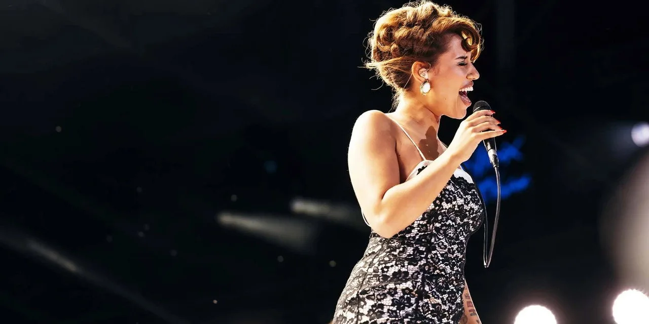 Raye à Montreux sur Arte : la révélation britannique s’entoure d’Alicia Keys et Mark Ronson pour un concert événement