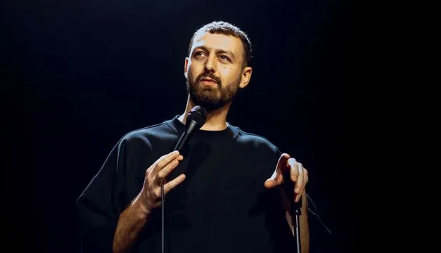 Roman Frayssinet, Ô dedans sur CStar : l’humoriste se met à nu dans un spectacle intime ce mardi