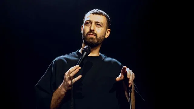 Roman Frayssinet, Ô dedans sur CStar : l’humoriste se met à nu dans un spectacle intime ce mardi