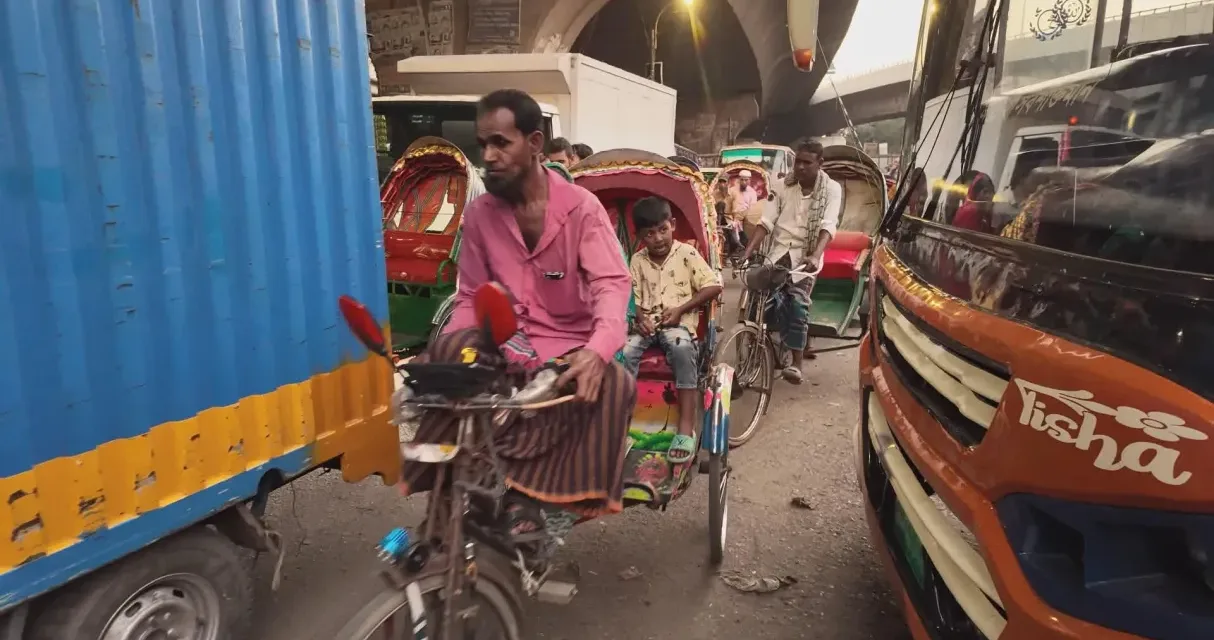 Les Routes de l’impossible sur France 5 : au Bangladesh, la survie à tombeau ouvert