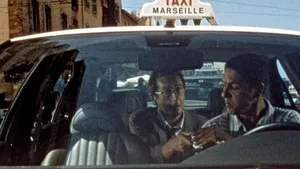 Taxi sur TMC : Samy Naceri lance sa Peugeot 406 dans Marseille pour le buddy movie explosif de Luc Besson