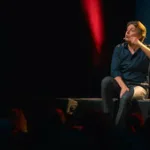 Alex Vizorek : Ad vitam sur France 4 : l’humoriste belge rit de la mort pour mieux célébrer la vie