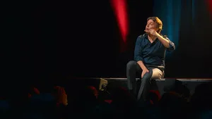 Alex Vizorek : Ad vitam sur France 4 : l’humoriste belge rit de la mort pour mieux célébrer la vie