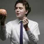 Alex Vizorek sur France 4 : l’humoriste belge fait ses adieux à son spectacle culte sur l’art ce lundi en fin de soirée