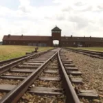 Auschwitz, la machine de mort nazie sur RMC Découverte : au cœur du symbole de la Shoah