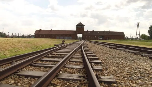 Auschwitz, la machine de mort nazie sur RMC Découverte : au cœur du symbole de la Shoah