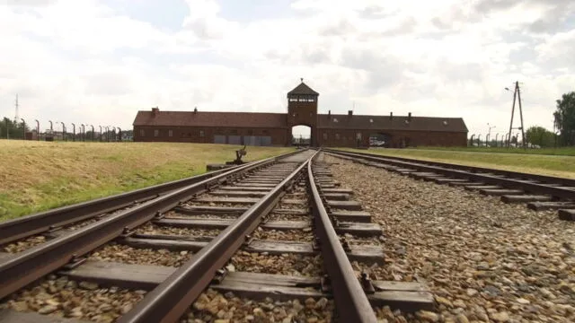 Auschwitz, la machine de mort nazie sur RMC Découverte : au cœur du symbole de la Shoah
