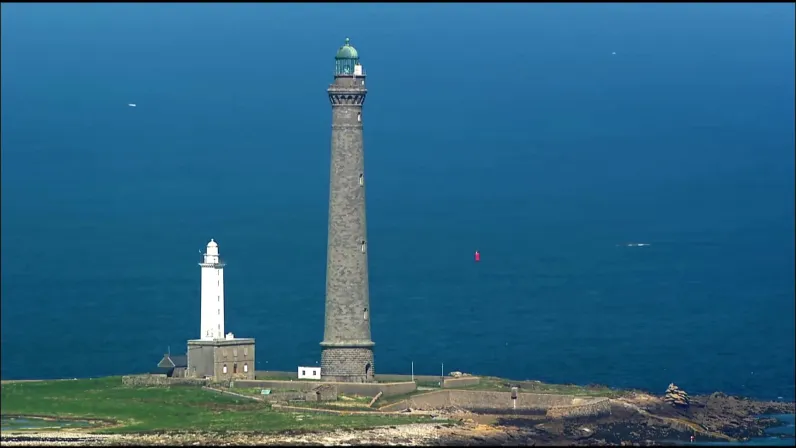 Phare et paysage des îles bretonnes vus dans Des racines et des ailes