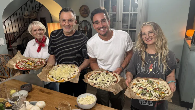 Frédéric Lopez et ses invités dans Un dimanche à la campagne sur France 2