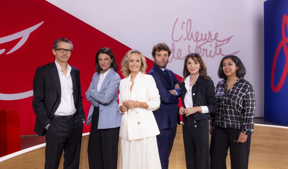 Caroline Roux et les journalistes de L'Heure de vérité sur France 2