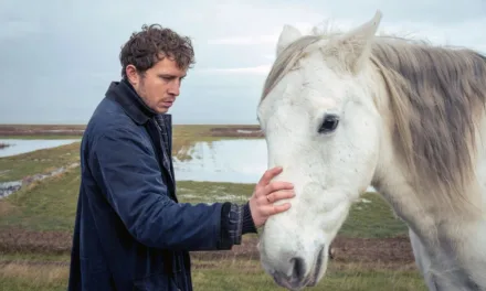 L’homme au cheval blanc sur Arte : Max Hubacher face à la mer déchaînée et à une inquiétante légende