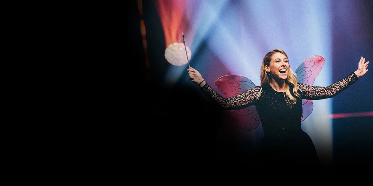 Laura Laune sur CStar : l’humoriste au visage d’ange déploie son humour noir dans son spectacle culte ce lundi soir