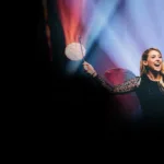 Laura Laune sur CStar : l’humoriste au visage d’ange déploie son humour noir dans son spectacle culte ce lundi soir