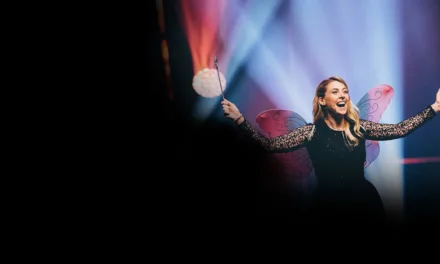 Laura Laune sur CStar : l’humoriste au visage d’ange déploie son humour noir dans son spectacle culte ce lundi soir