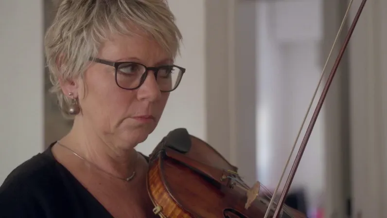 Une leçon de violon avec de jeunes élèves
