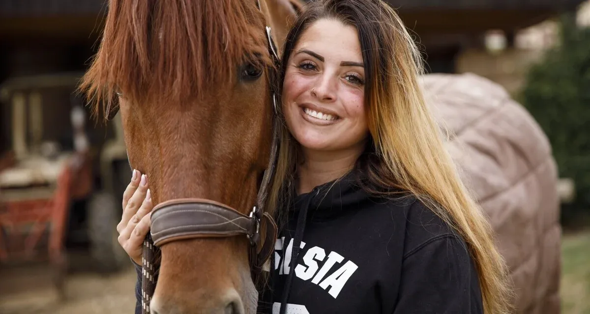 L’amour est dans le pré 2026 : qui est Manon, l’éleveuse de chevaux atteinte de mucoviscidose ?