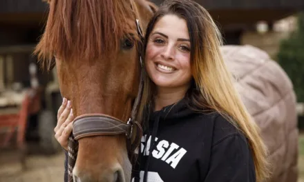 L’amour est dans le pré 2026 : qui est Manon, l’éleveuse de chevaux atteinte de mucoviscidose ?
