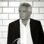 Michel Sardou à l’Olympia sur France 4 : une plongée dans quarante ans de tubes, des Lacs du Connemara à Je vais t’aimer