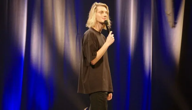 Paul Mirabel sur CStar : avec Zèbre, l’humoriste transforme les petits riens du quotidien en fou rire
