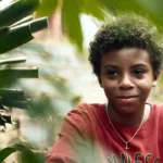 Petit pays sur France 4 : l’enfance d’un garçon au Burundi rattrapée par l’Histoire, l’adaptation bouleversante de Gaël Faye ce jeudi