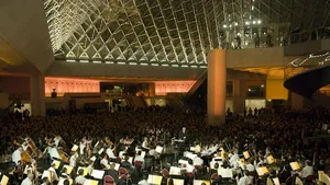 Pierre Boulez dirige « L’Oiseau de feu » sur France 4 : un concert d’exception filmé sous la pyramide du Louvre