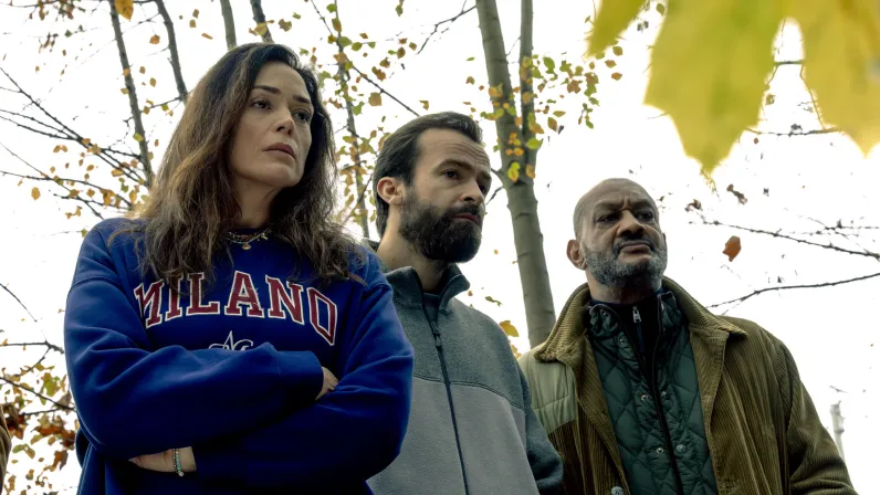 Lola Dewaere face à la caméra dans un décor du thriller Sœurs