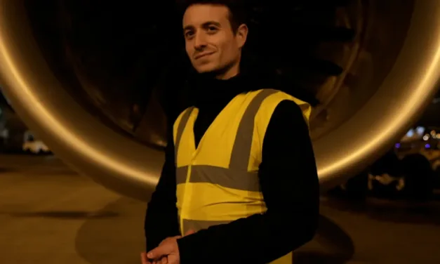 Sur le front sur France 5 : Hugo Clément enquête sur la face cachée de la « mode avion »