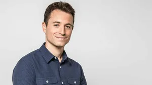 Sur le front sur France 5 : Hugo Clément suit la face cachée de nos vêtements, du tarmac à l’usine