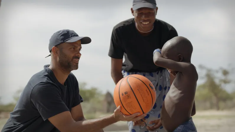Tony Parker et Laury Thilleman auprès des Ovakuvale en Angola