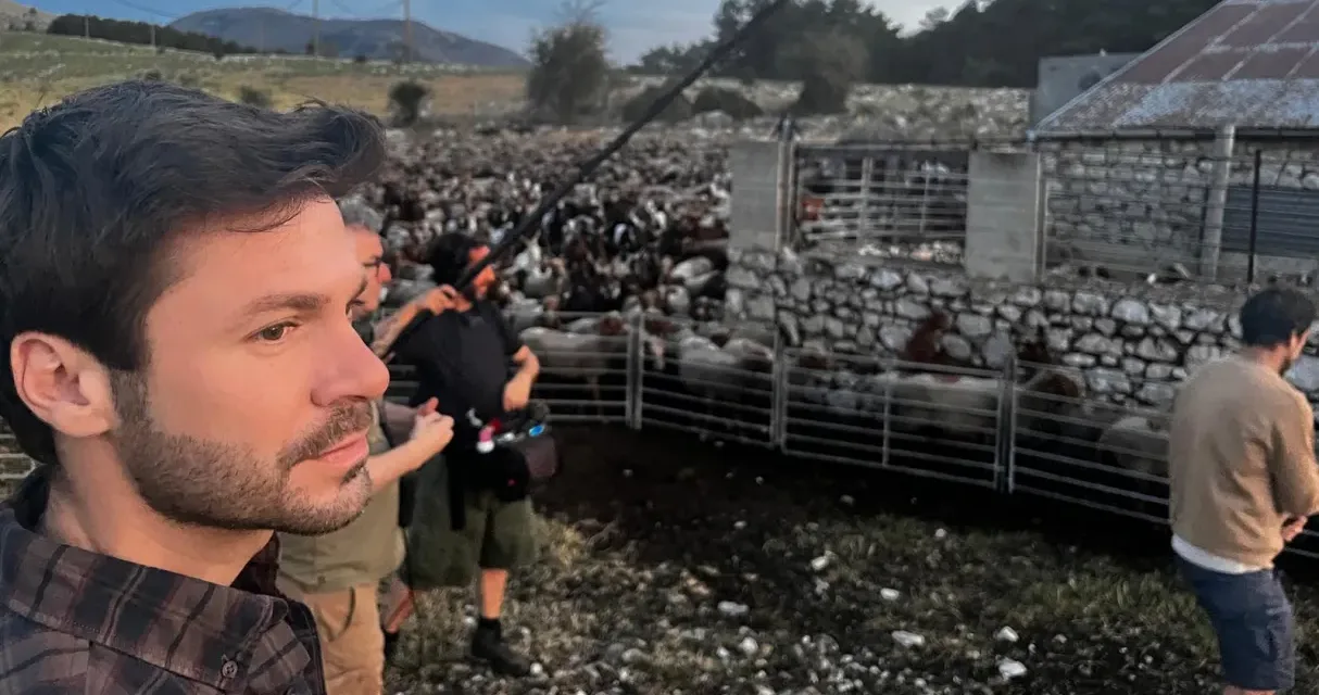 Transhumance sur France 3 : Bernard, l’un des derniers bergers à rejoindre le Mercantour à pied avec 2 000 moutons