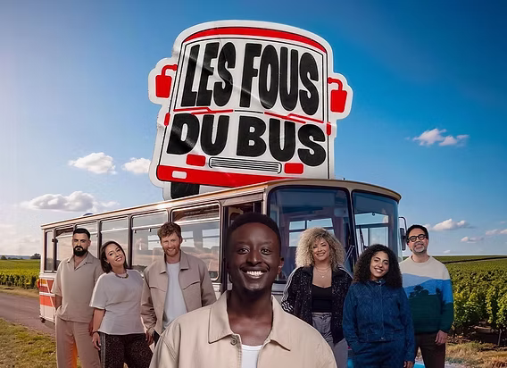 Les Fous du Bus sur Prime Video : Ahmed Sylla embarque six humoristes dans un road trip à travers la France
