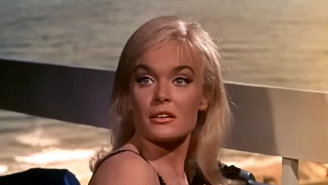 Goldfinger sur France 3 : Shirley Eaton a-t-elle vraiment failli mourir recouverte de peinture dorée ?